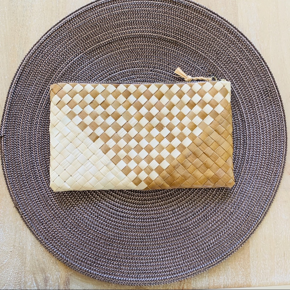 Hawaiian style pouch
